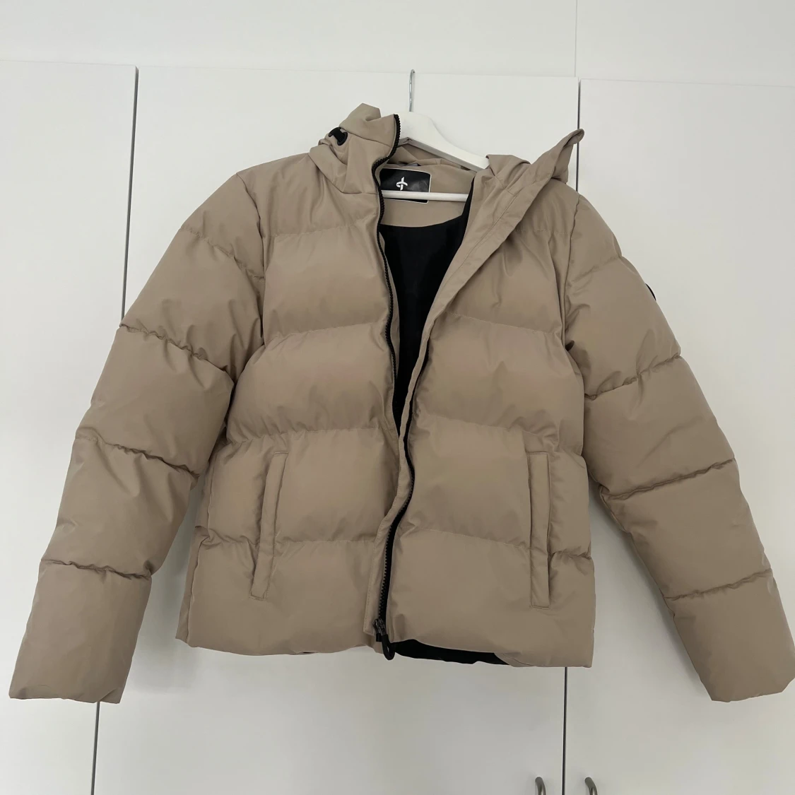 Beige pufferjacka med huva - 1