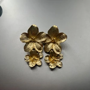 Guldiga örhängen  - Superfina guldiga blommörhängen köpa från ett UF företag🩷Aldrig använd 