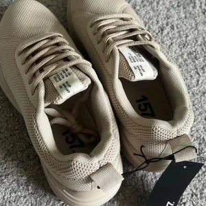skor - helt nya beige skor från lager 157 i stl 38