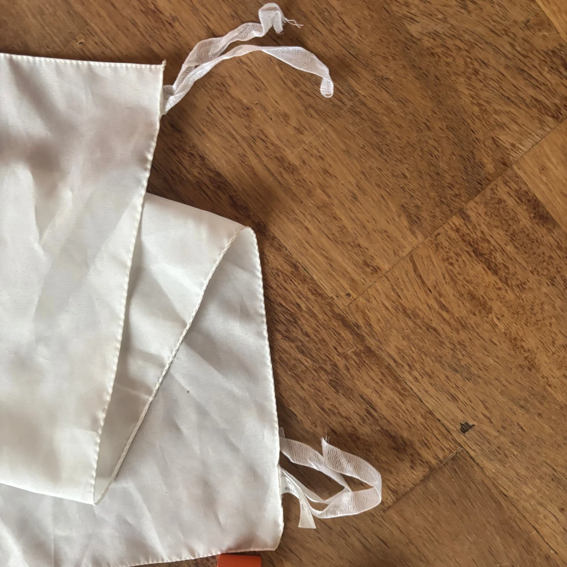 Vit anarki flagga  med svart tryck - 2