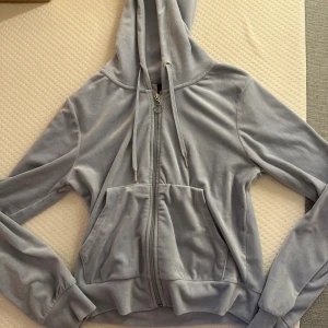 Ljusblå mjukissett - Supermysig ljusblå velour sett från Gina tricot de har flera defekter men sitter fint byxorna är i storlek xs och tröjan i storlek S säljs billigt pga av defekterna.