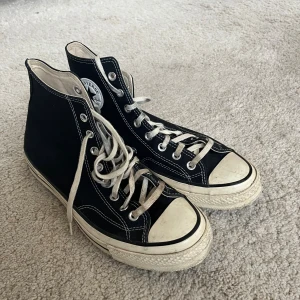 Converse, Sneakers, EUR 43 - Svart Converse sneakers i använt skick. Klassisk modell som passar till många olika stilar. Perfekt för vardagsbruk.