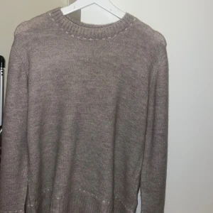 Beige stickad tröja från Fransa - Mysig beige stickad tröja från Fransa i storlek S. Tröjan har rund halsringning, ribbade muddar och lång ärm. Perfekt för lager-på-lager och chill dagar. Enkel och stilren design som funkar till allt Helr ny med prislapp. Nypris 600kr.