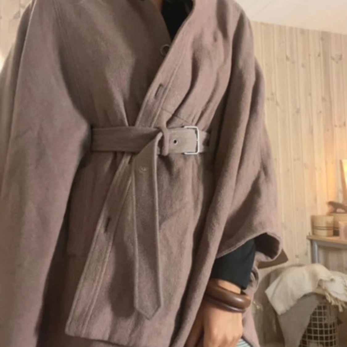 Beige kappa med bälte och vida ärmar - 1