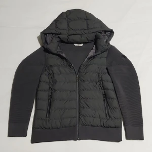 Moncler Cardigan  - Grå Moncler Cardigan || Storlek 2/M passar S också || helt ny || pris kan diskuteras vid snabb affär ||