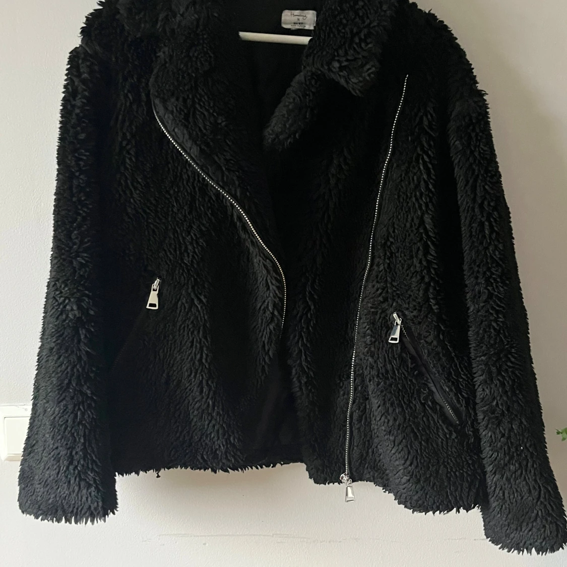 Svart teddyjacka från NA-KD