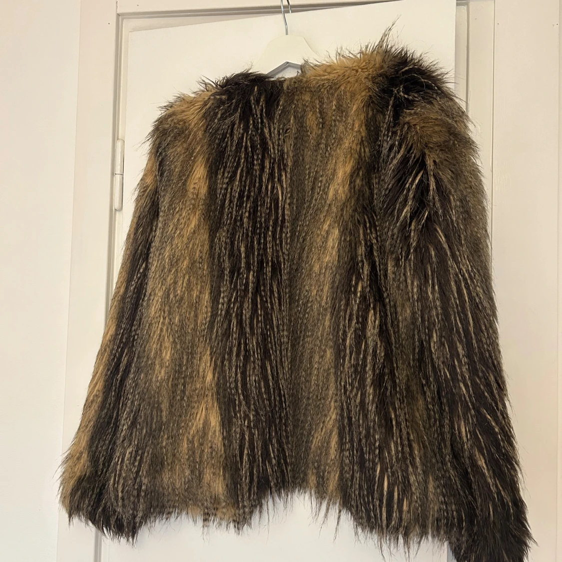 Brun pälsjacka från Ava June - 4