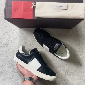 Valentino Flycrew - Eftertraktade Valentino flycrew sneakers i toppskick! 9,5/10 inga defekter, alla nitar. Allt og medföljer. Storlek 42-43. Kontakta mig för fler frågor och funderingar!