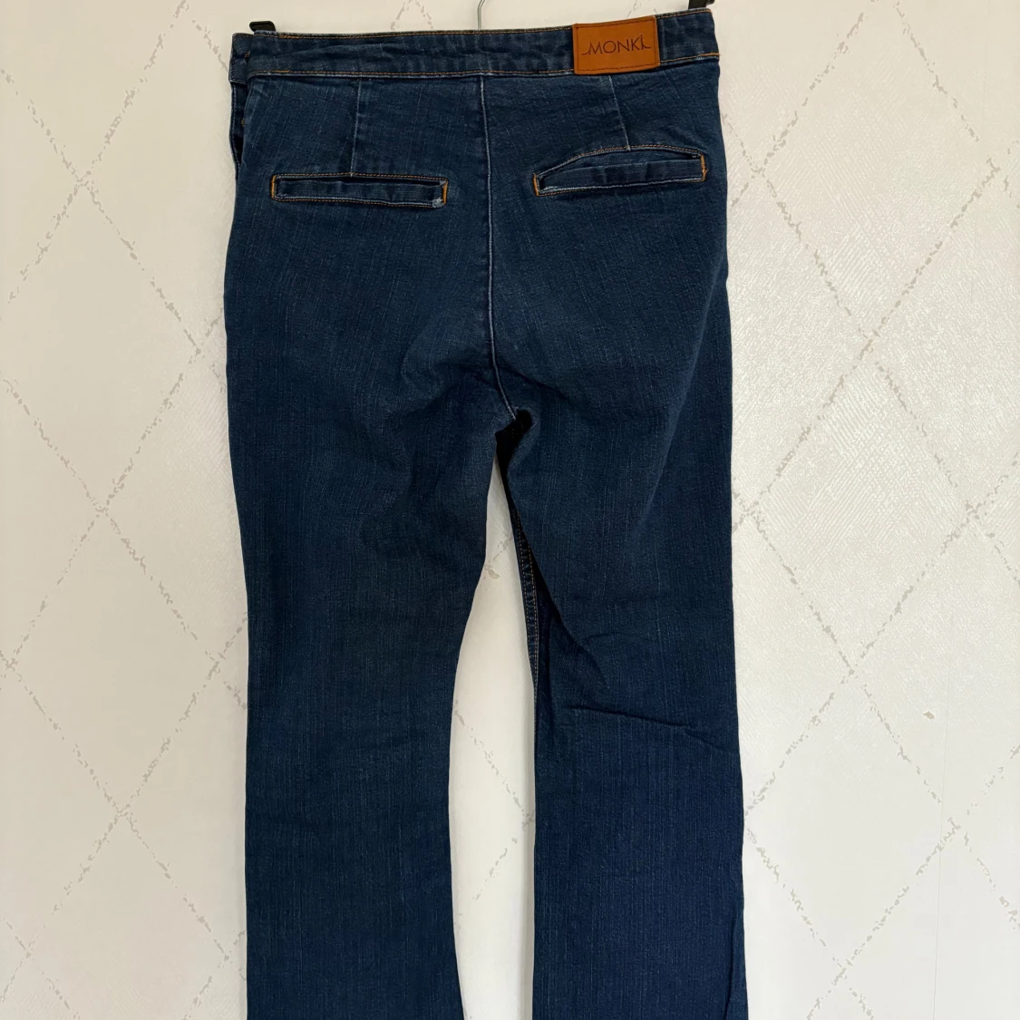 Mörkblå jeansbyxor från Monki med knappar - 1