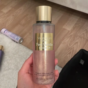 Pure Seduction Shimmer Mist 250ml - Ge din look extra glow med denna shimmer body mist från Victoria's Secret. Pure Seduction Shimmer ger en glittrande finish och kommer i en generös 250 ml flaska – perfekt för dig som vill sticka ut och glänsa lite extra.