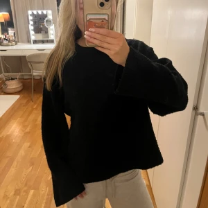 Svart stickad tröja  - Svart stickad tröja från Gina!