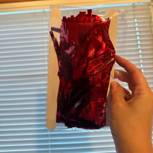 Girlang draperi  - Glittrigt dörrdraperi för att göra dörren extra festlig!  Dörrdraperiet / väggdraperi är ca 1m bred och 2 m långt. För att få ett ännu festligare och maxat intryck rekommenderar jag att man hänger upp två eller fler glitterdraperier bredvid varandra. 🎉 🎄 