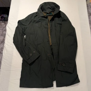 Vaxad rock från Alan Paine - Häftig vaxad regnrock från Alan Paine, använd ett fåtal gånger utan tecken på användning. Köptes för 3998kr på Nisses Herrmode i Malmö. Storlek M.