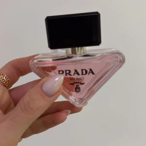 Prada Milano rosa parfym - Trendig parfym från Prada Milano med rosa innehåll och stilren design. Perfekt accessoar för dig som vill sticka ut med en lyxig touch. Använd 2 gånger 