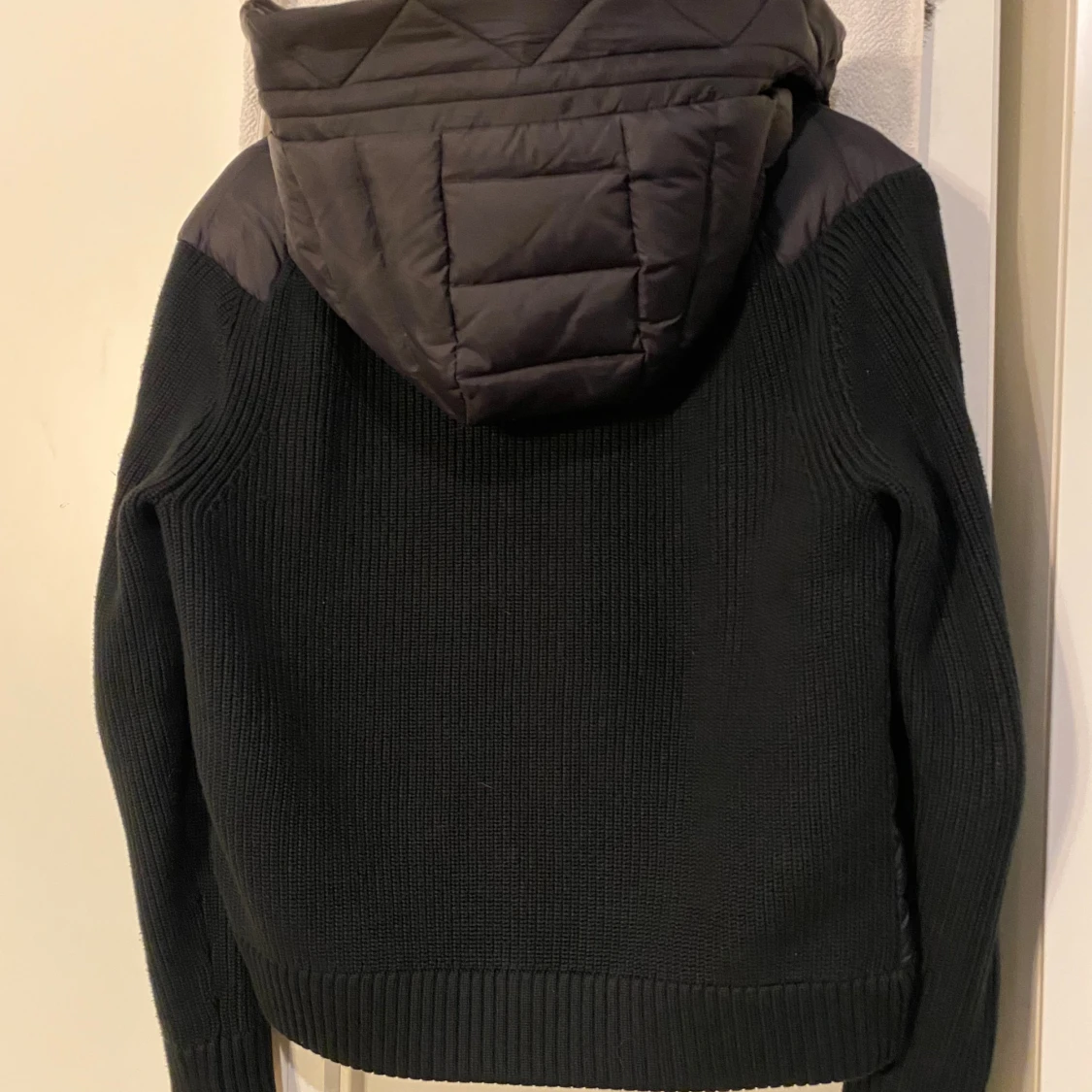 Svart Moncler pufferjacka med huva - 1