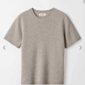 Beige kashmirtröja från Soft Goat - Supermjuk och stilren beige kashmirtröja från Soft Goat med korta ärmar och rund hals. Jätte bra skick!!