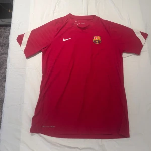 FC Barcelona träningströja - Köpt på Unisport, självfallet äkta. Fina detaljer i tyget och mycket skön. Använd ett antal gånger men inget som syns. Storlek M.