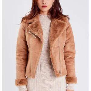 Jacka Cache Cache marron clair 36 - Helt ny jacka från Cache Cache i färgen marron clair (ljusbrun), i mjuk och härlig vegansk mocka. Storlek 36. Aldrig använd, fortfarande i originalförpackningen. En supermjuk och stilren jacka