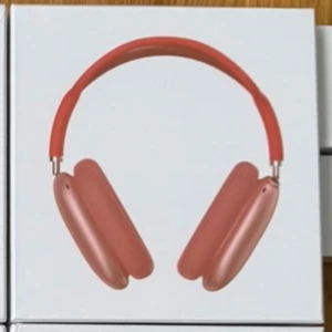 AirPods Max - Apple AirPods Max i röd färg, trådlösa over-ear hörlurar med aktiv brusreducering och hög ljudkvalitet. Produkten är i originalförpackning och ser ut att vara i nyskick utan synliga defekter eller slitage.