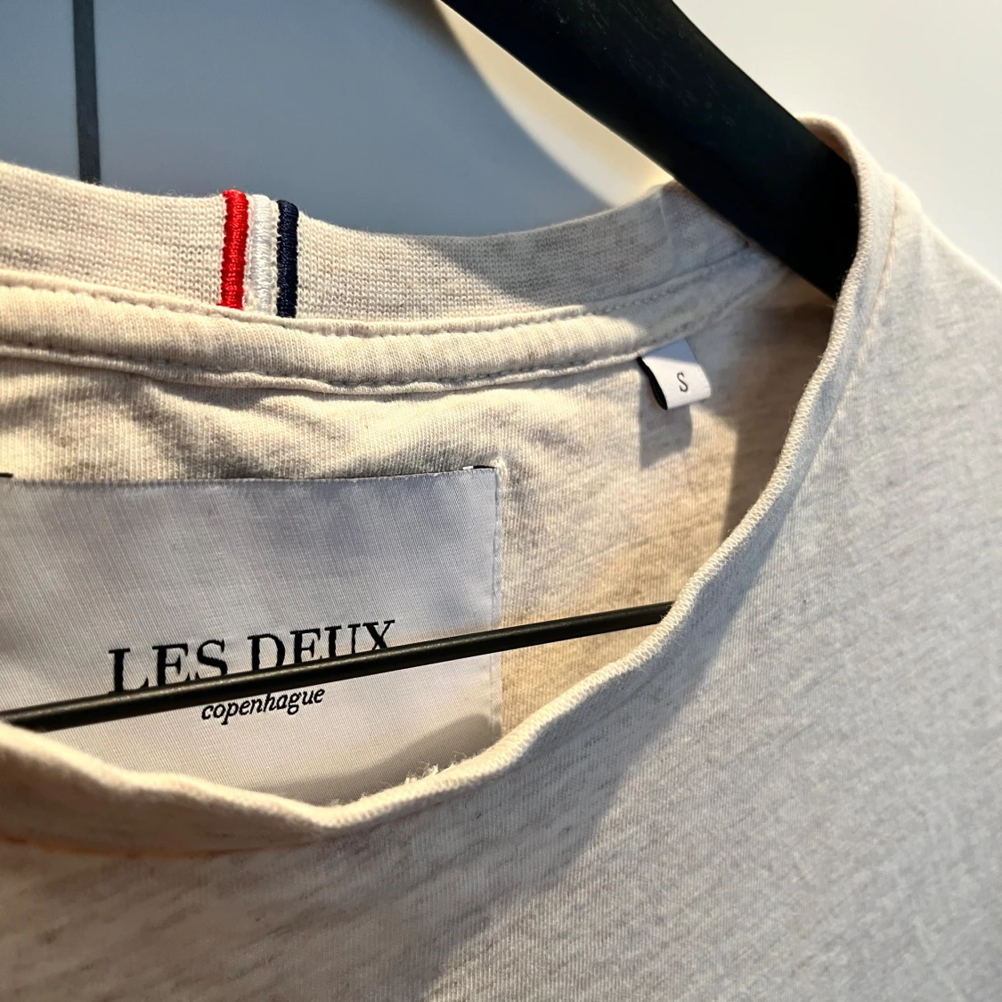 Beige t-shirt från Les Deux - 1