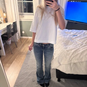 Blå bootcut jeans med väldigt låg midja  - Snygga blå jeans med bootcut passform och väldigt låg midja. märket är Abrand jeans och är köpta från jeansbolaget. Använd en gång och köpta för 1000kr💕