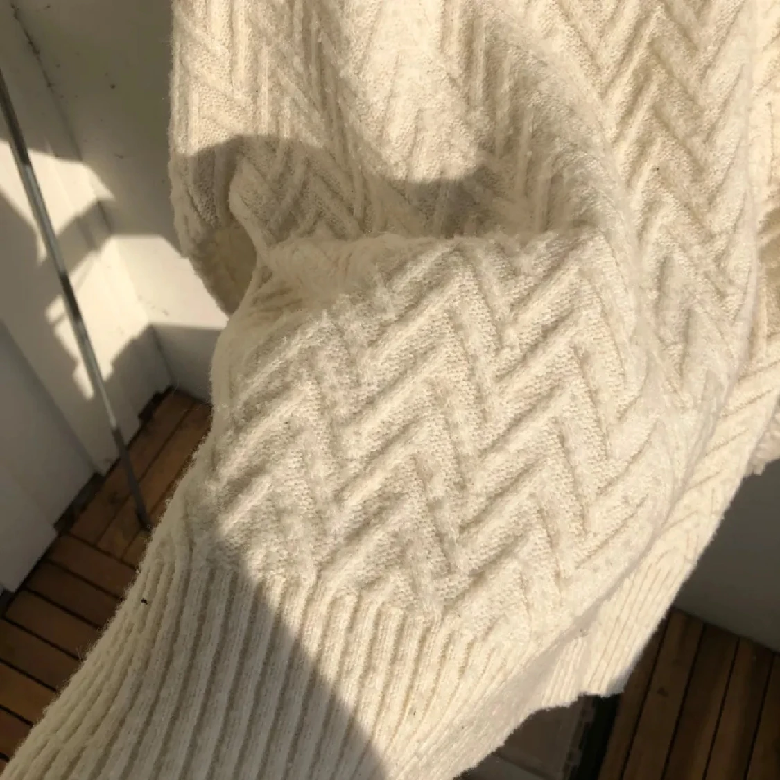 Vit stickad polotröja med mönster - 1