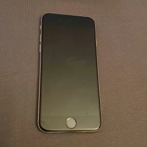 iPhone 6 - Snygg iPhone 6 i silver med 4,7-tums skärm och Touch ID. Telefonen är i gott skick med mindre tecken på normalt slitage på baksidan. Perfekt för dig som vill ha en pålitlig och prisvärd smartphone från Apple.