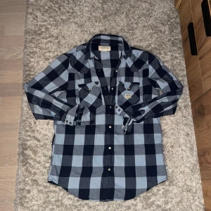 Denim & Supply Flanell Skjorta - Ralph Lauren Denim & Supply flanell skjorta i snygg blå färg storlek M. Passar perfekt o ha under en overshirt eller bara ha den som den är! Skriv för mer info!