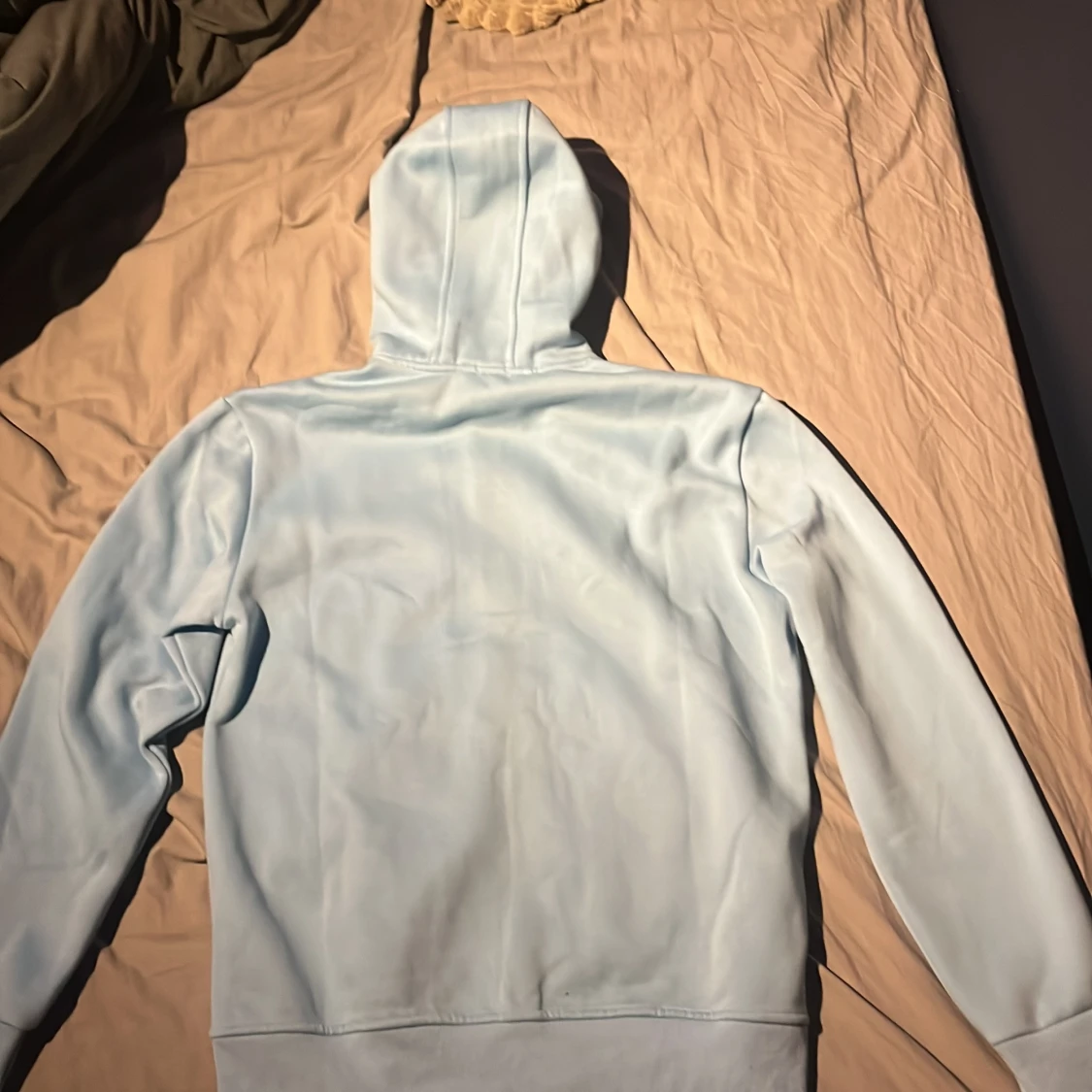 Ljusblå hoodie med goggles från C.P. Company - 3