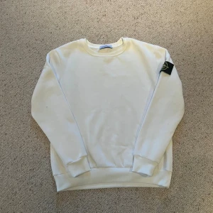 Stone island sweatshirt  - En vit stone island sweatshirt, den är i storlek small och är helt ny. Pris kan diskuteras och skriv om du har några frågor. 