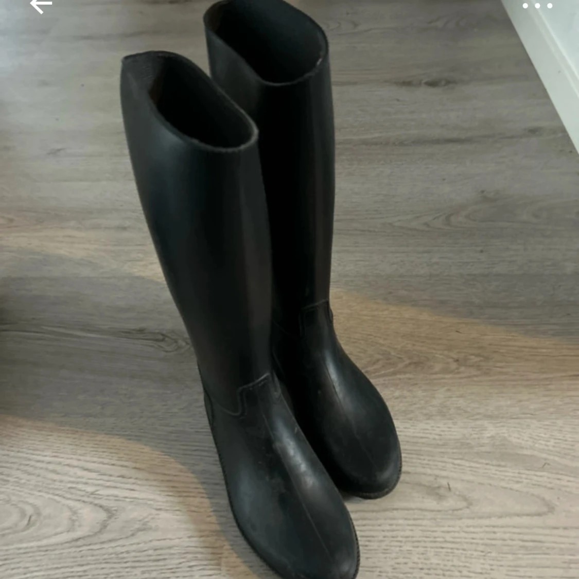 Svarta höga ridstövlar