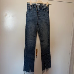 Blå jeans med slits från Zara - Jeans från zara i storlek 34, knappt använda!