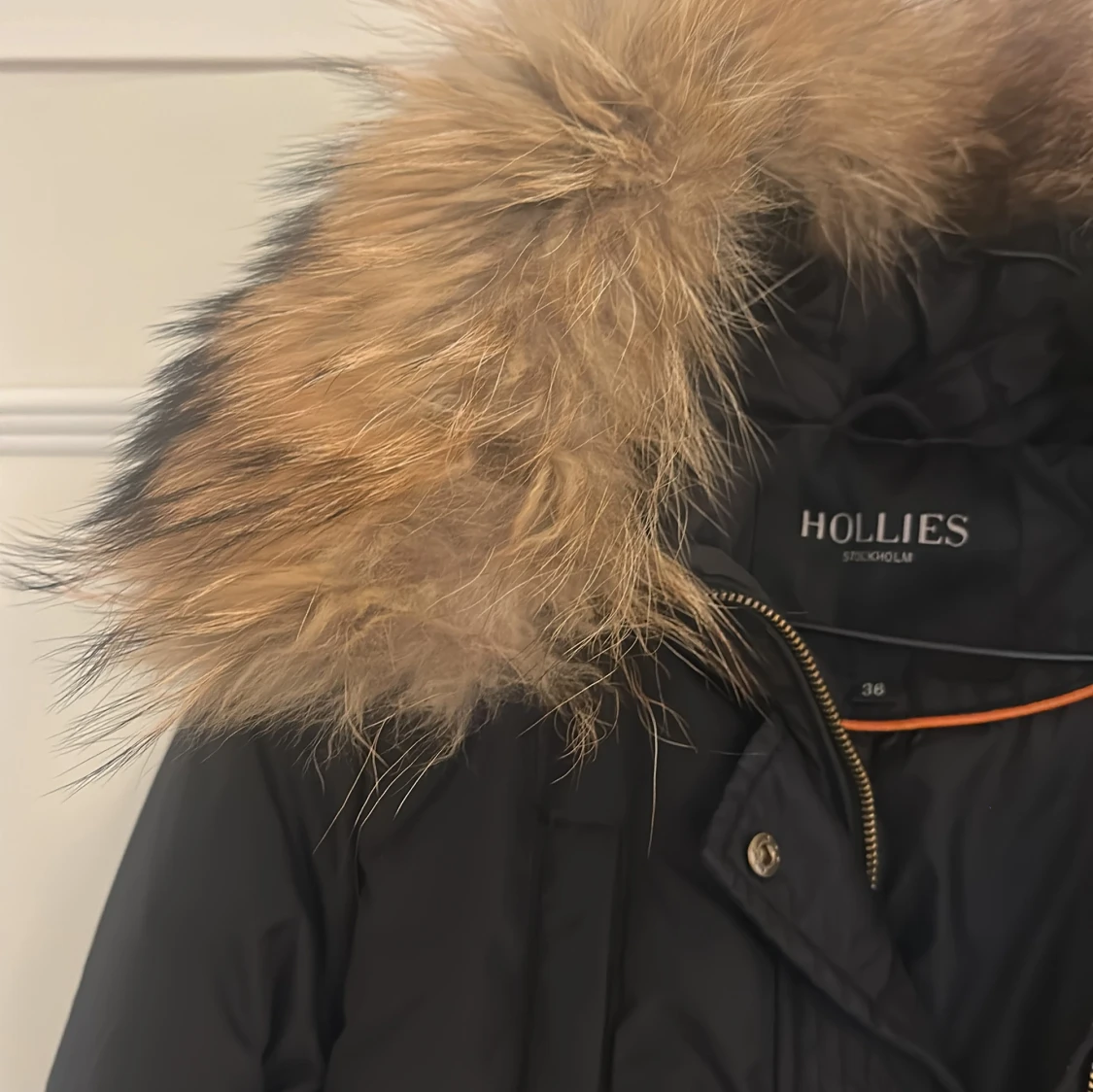 Svart parkas med päls från Hollies - 2