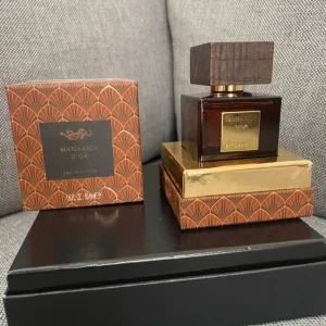 Rituals Maharaja D'Or Eau de Parfum - Lyxig parfym från Rituals Iconic Collection. Maharaja D'Or kommer i en elegant flaska och rymmer 50 ml. Perfekt för dig som vill sticka ut med en exklusiv doftupplevelse.