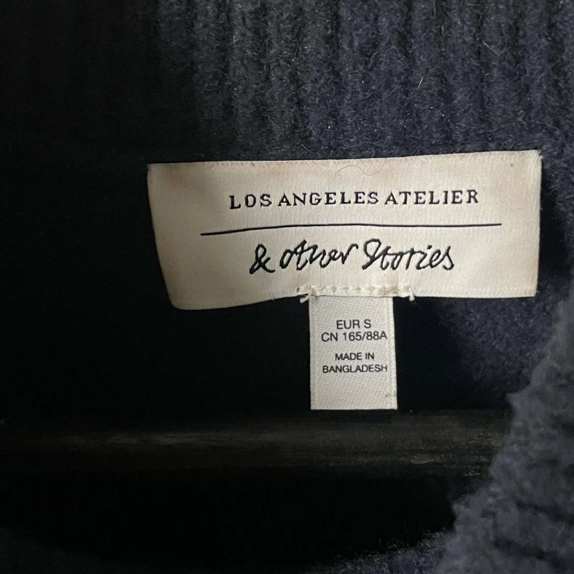 Mörkblå stickad polotröja  - 2