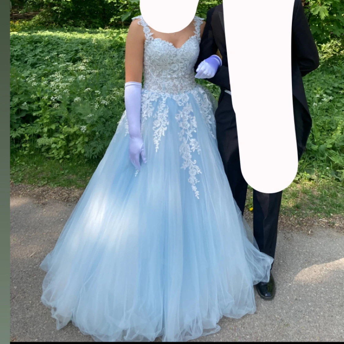 Ljusblå balklänning med spetsdetaljer