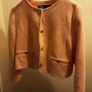 Bouclekofta  - Ljusrosa bouclekofta/jacka från Zara med gulddetaljer🥰