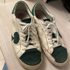 The Gallerist vita och gröna sneakers - Vita och gröna sneakers från the gallerist! Storlek 44✅. Inte helt nya men inga hål ✅. Sulan är lite sliten. Äkthetsbevis finns! ✅. Öppen för prisförslag !