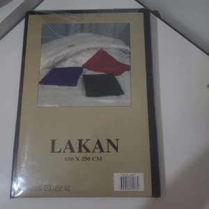 Lakan glamour Satin 150x250 cm - Satinlakan i storlek 150x250 cm, blå färg. Produkten är helt ny och ligger i obruten originalförpackning. Perfekt för dig som vill ha ett mjukt och lyxigt lakan till sängen. Inga synliga defekter eller slitage.
