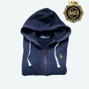 Polo Ralph Lauren hoodie  - Marinblå hoodie från Polo Ralph Lauren med dragkedja, huva och vita snören. Klassisk gul broderad logga på bröstet och mjukt bomullsmaterial. Perfekt för chill dagar och snygg streetstil. Tröjan är i mycket bra skick, skriv vid frågor eller mer bilder⚜️