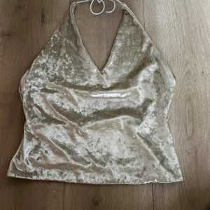 Halterneck topp - Fin halterneck topp i sammet. Köpt på Vinted. Finns ingen lapp så vet ej vart den är ifrån, skulle tro att den är runt str XS-S🌟