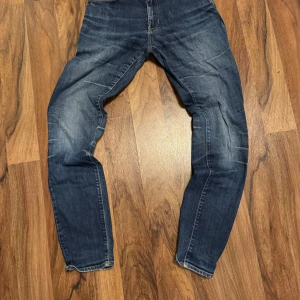 Mörkblå dry selvedge denim jeans från Acne Studios - Snygga mörkblå jeans från Acne Studios med klassisk femficksdesign och bruna sömmar. Jeansen sitter straight ungefär. Riktigt feta dry selvedge jeans. Kom med bud (W29,30     L32)
