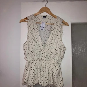 Topp - Jättefin v ringad topp från Gina , lappen är kvar så endast testad