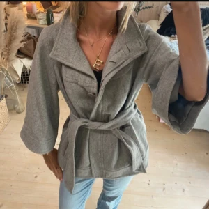 Trekvartsärmad kappa - SÅÅ snygg