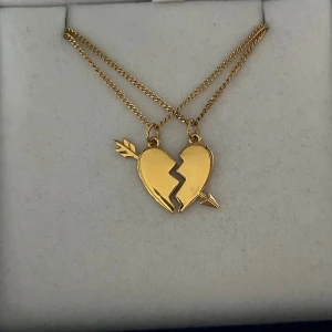 Maria Nilsdotter ”You and Me” inspirerat halsband - Aldrig använda, 18K guldpläterade och tillverkade i rostfritt stål. Kedjornas längd är  40+5 cm och nickelfria. Om du har fler frågor, tveka inte att höra av dig 🤗
