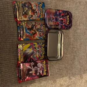 Mega evolution & destined rivals - Samling med fyra Pokémon booster packs från Mega Evolution och Destined Rivals, samt en snygg Pokémon-tin för förvaring. Perfekt för dig som vill utöka din samling. 