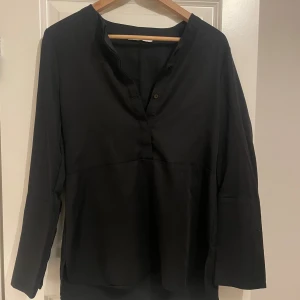 Figursydd skjorta  - En fin tröja i skjortaktigt format, den är figursydd och är därmed tajtare vid brösten och lite lösare nertill samt vidare i armen. Jättefin men den har tyvärr blivit för liten! Det är en liten slits vid midjan för och ska en siluett av en midja samt knappt vid bröst/armar så man kan bestämma själv hur öppen man vill att den ska vara.