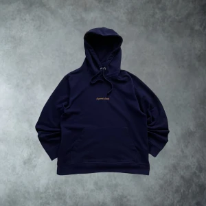 Jack&Jones originals hoodie/tröja marinblå i size large - Snygg mörkblå hoodie från Jack & Jones Originals med broderad text 'Originals Studio' på bröstet. Tröjan har huva med snörning och långa ärmar. Perfekt för chill dagar och stil i vardagen. Tröjan är ganska liten för large med motten:           45cm bredd och 65cm lång. Tröjan är i nytt skick och endast Andvänd fåtal gånger.                            Tveka inte med att skicka prisförslag 😀