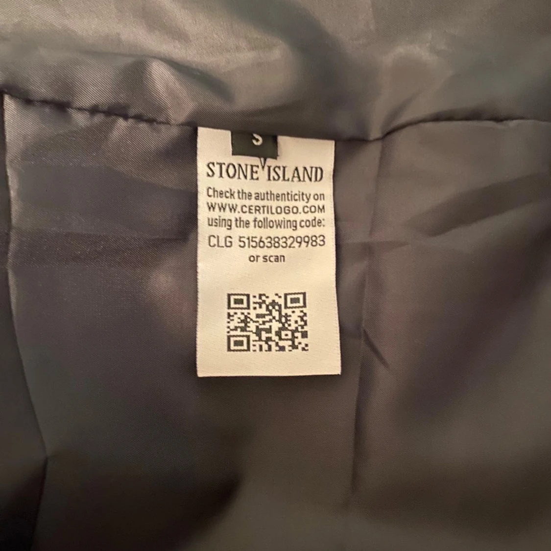 Blå vindjacka Stone Island med huva