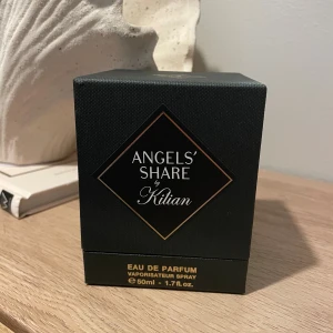 Kilian Angels' Share Eau de Parfum - Lyxig parfym från Kilian, Angels' Share. Eau de Parfum i en elegant flaska, 50 ml. Perfekt för dig som vill sticka ut med en exklusiv doftupplevelse.